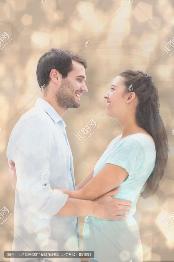 夫婦微笑著相擁的復合形象