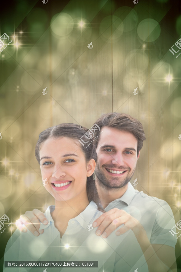 夫婦微笑著看著鏡頭的復(fù)合形象