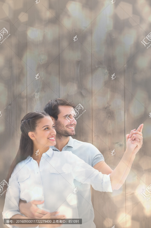 夫婦微笑著看著前方的復(fù)合形象