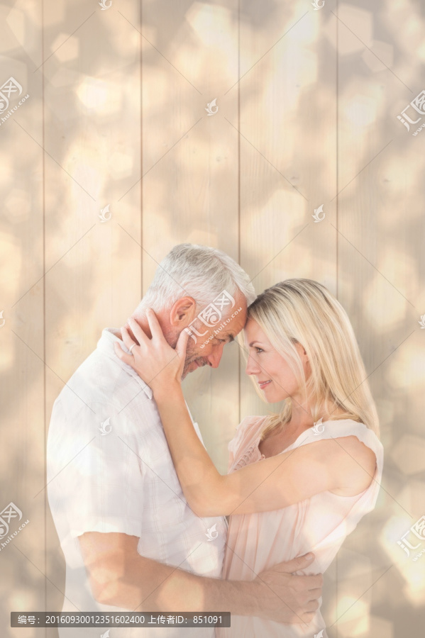 微笑著看著對方的夫婦