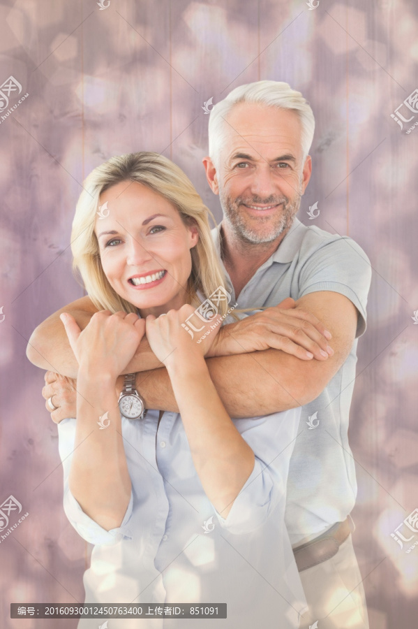 微笑著看著鏡頭的夫婦
