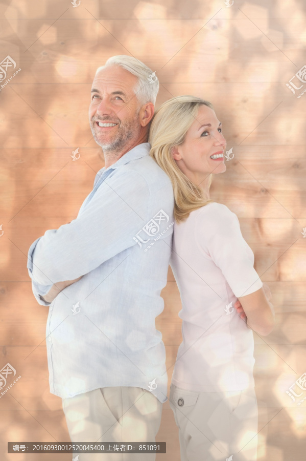 背靠背微笑著的夫婦