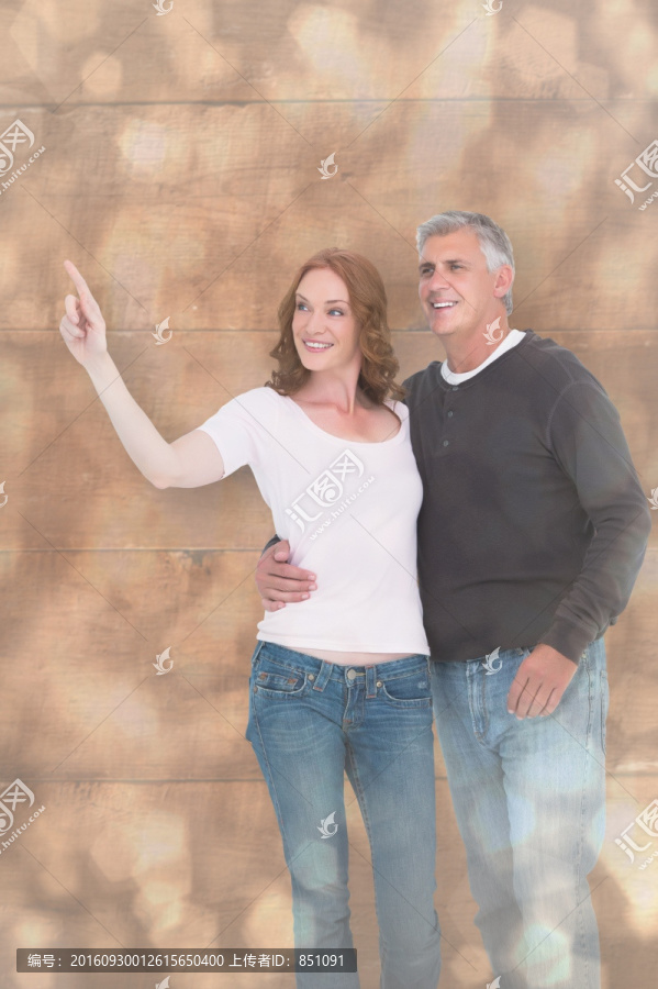 微笑著看著前方的夫婦