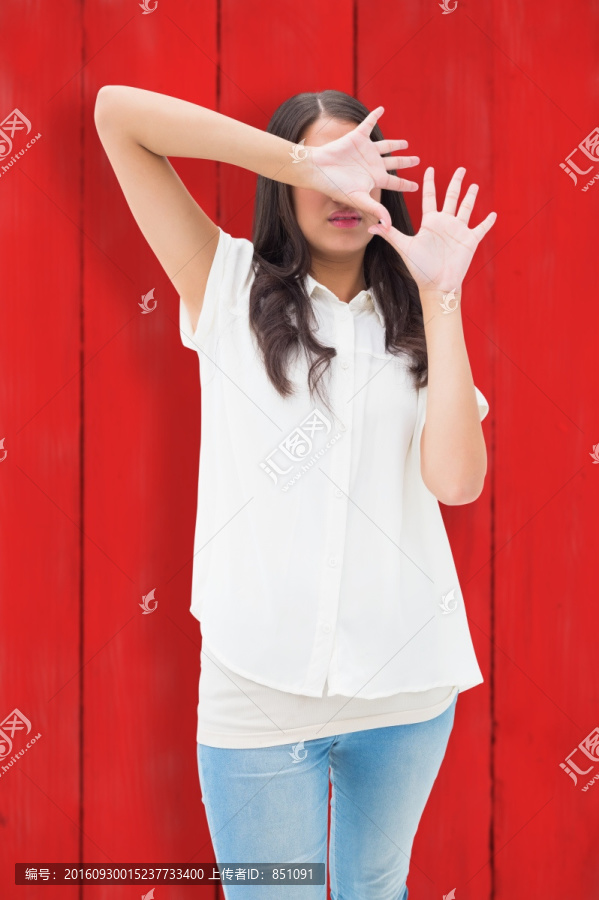 黑發(fā)美女擋住自己的臉