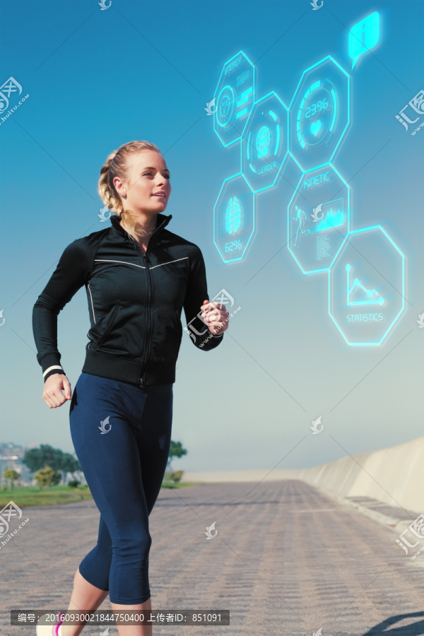 碼頭上的金發(fā)女人慢跑