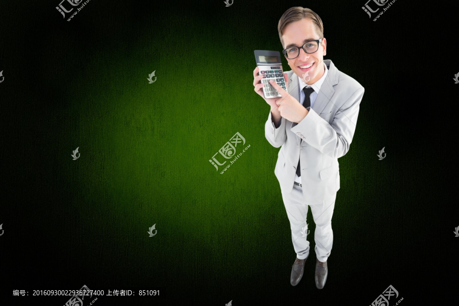 男人微笑著指著計算器的復合形象