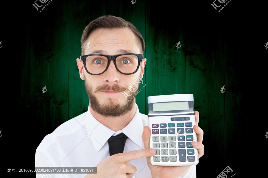 微笑著指著計算器的男人