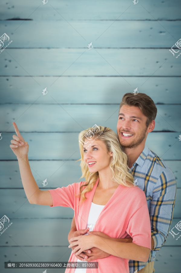 夫婦微笑著相擁的復(fù)合形象