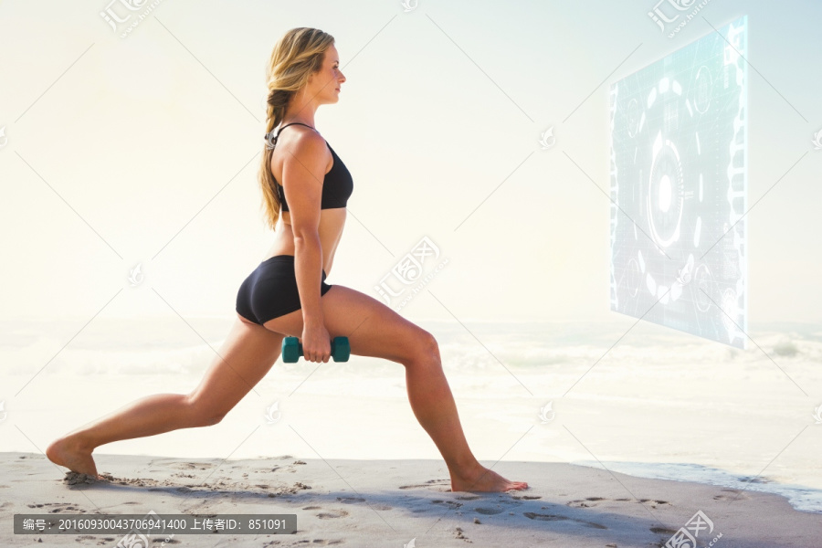 在沙灘上做運動的女人