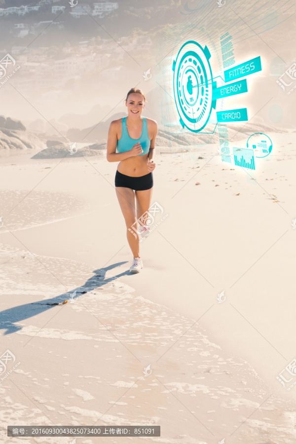 在沙灘上跑步的女人