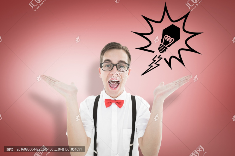 微笑著舉起手的男人