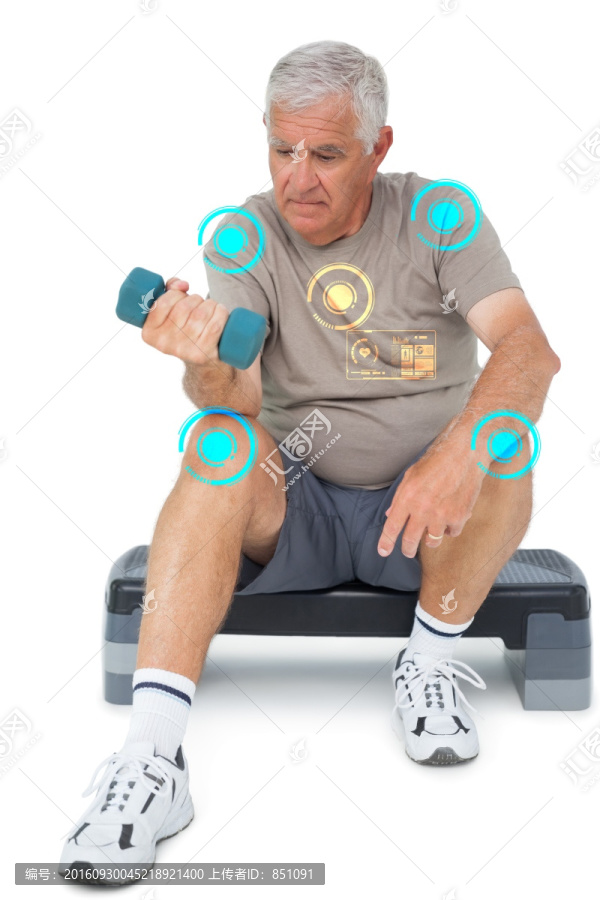 舉著啞鈴的男人
