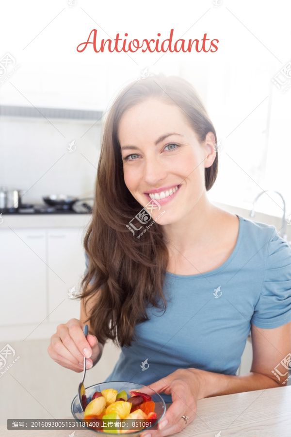 吃著水果沙拉的女人