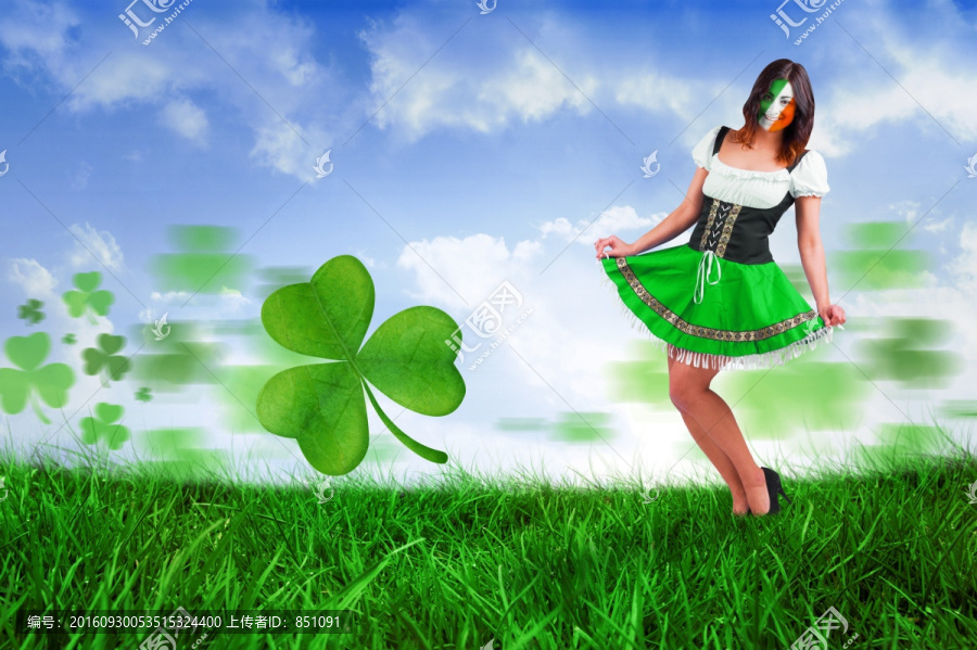 爱尔兰女孩在蓝色天空下的草地上微笑