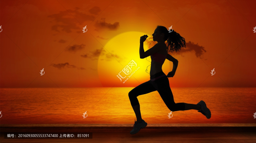 女運(yùn)動(dòng)員在海邊跑步的復(fù)合形象