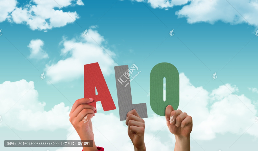 手里高舉著字母板的復合形象