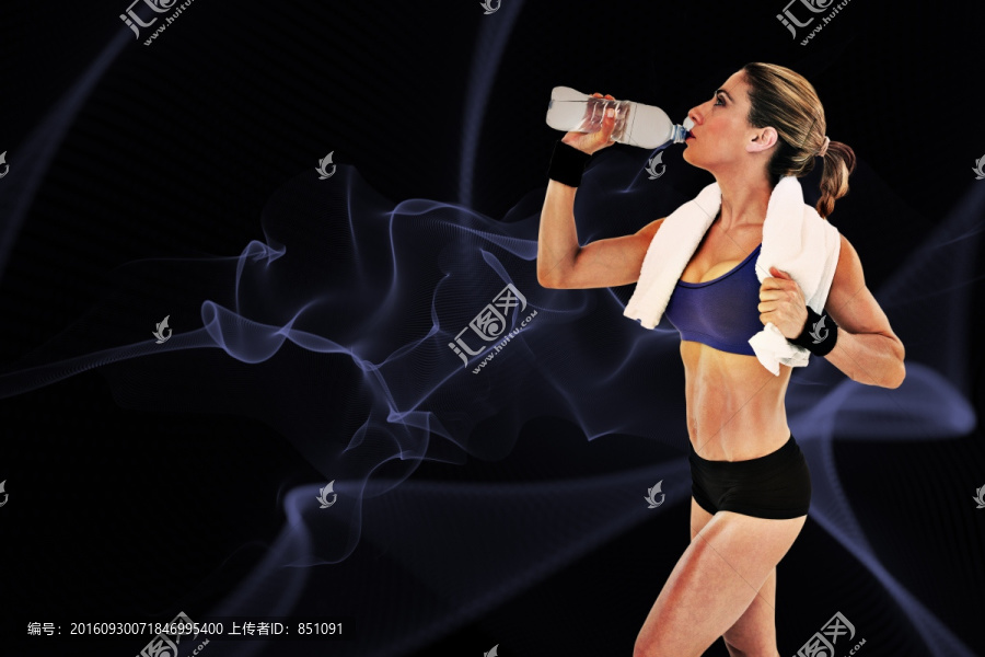 飲用水瓶的強(qiáng)金發(fā)女郎