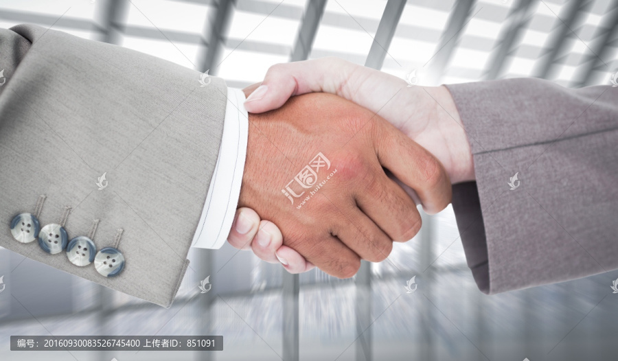 企業人的手抖動的側面視圖