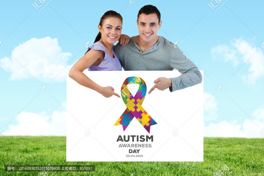 微笑著拿著展示板的夫婦