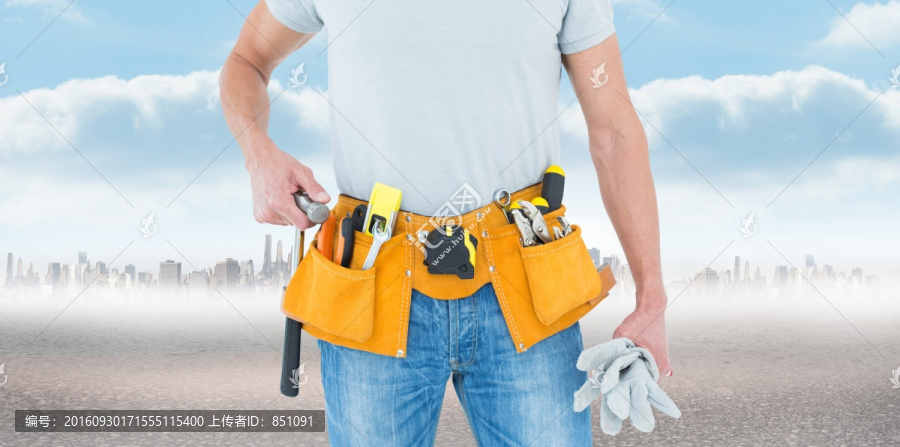 帶著工具包的維修工