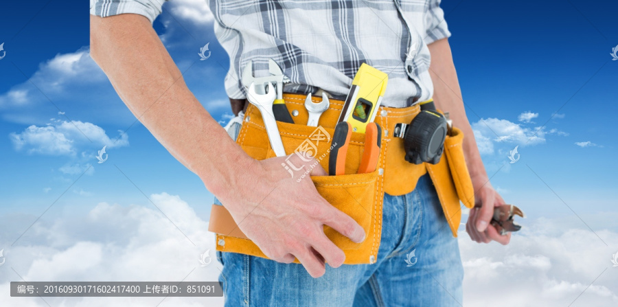 帶著工具包的維修工