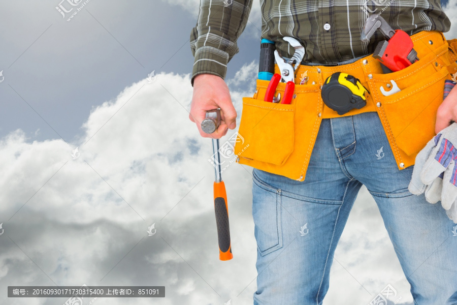 帶著工具包的維修工