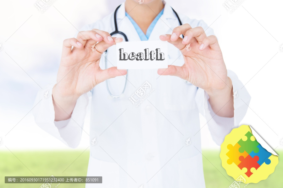 女醫(yī)生展示一張寫有字的紙