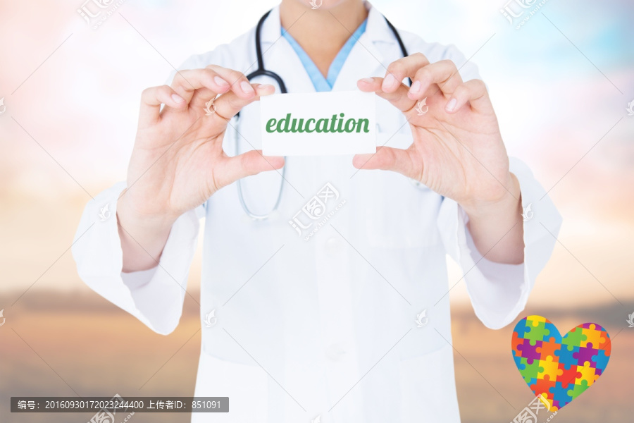 女醫(yī)生展示一張寫有字的紙