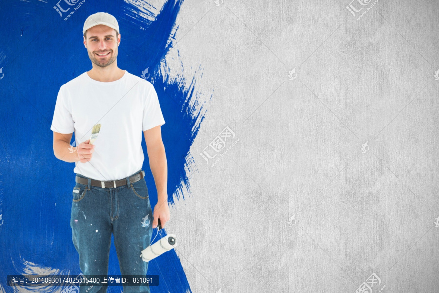 微笑著拿著粉刷的男人