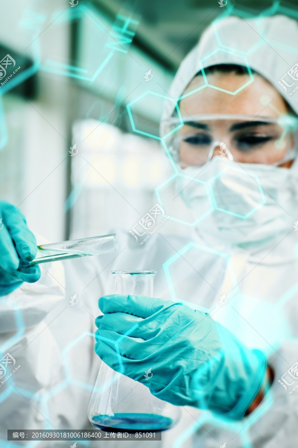 在錐形瓶里倒液體的科學(xué)家