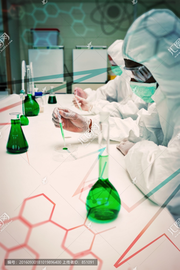 在做實驗的女科學家