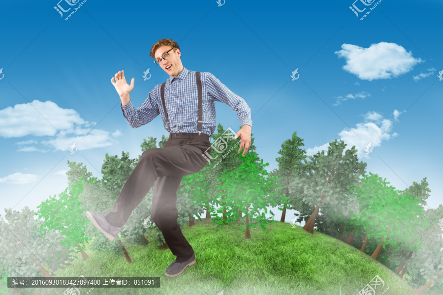 微笑著看著鏡頭的男人