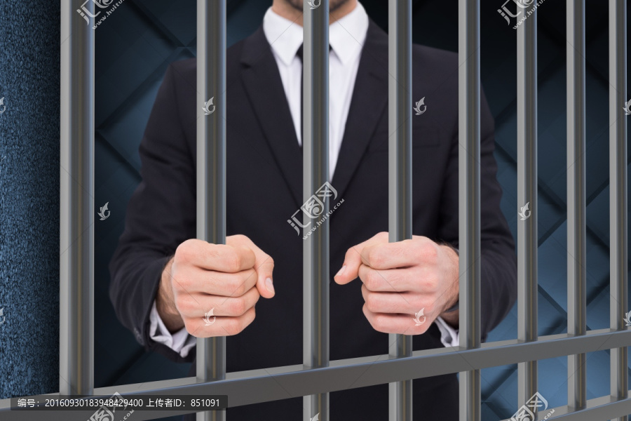 男人握著鐵欄的的復(fù)合形象