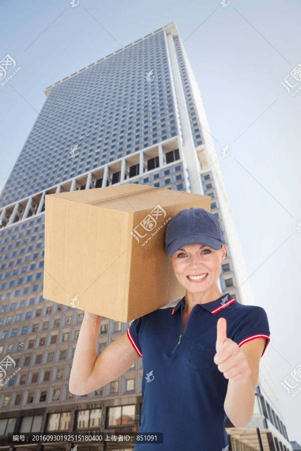 拿著包裹豎起大拇指的女快遞員
