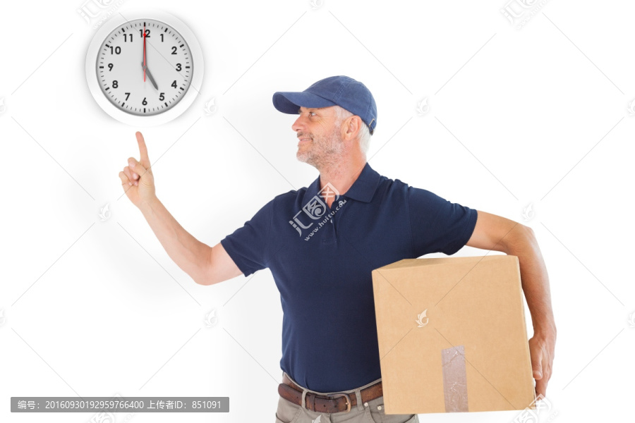 抱著紙箱的男人