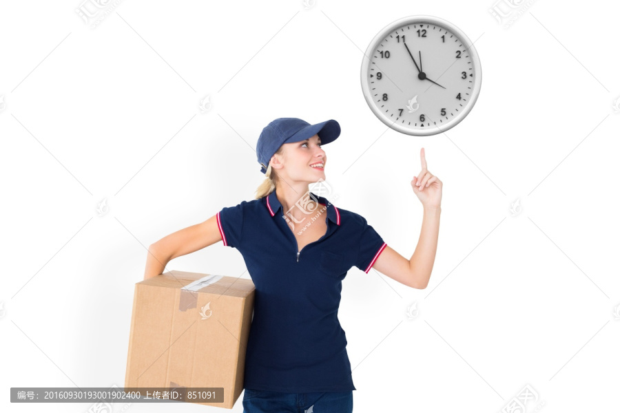 抱著紙箱指著時鐘的女快遞員