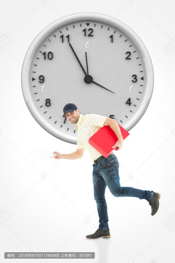 微笑著看著鏡頭的送貨員