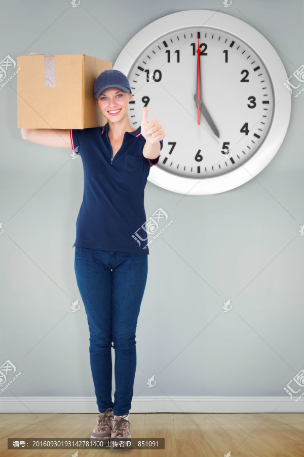 抱著紙箱的女快遞員