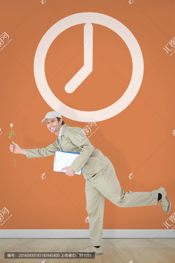 微笑著看著鏡頭的送貨員