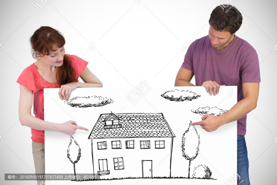 微笑著拿著展示板的夫婦