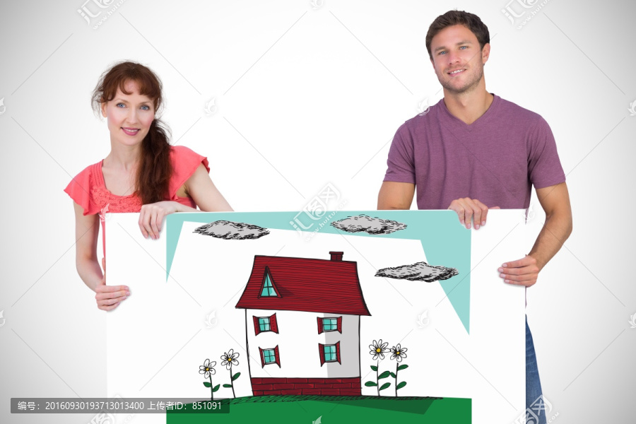 微笑著拿著展示板的夫婦