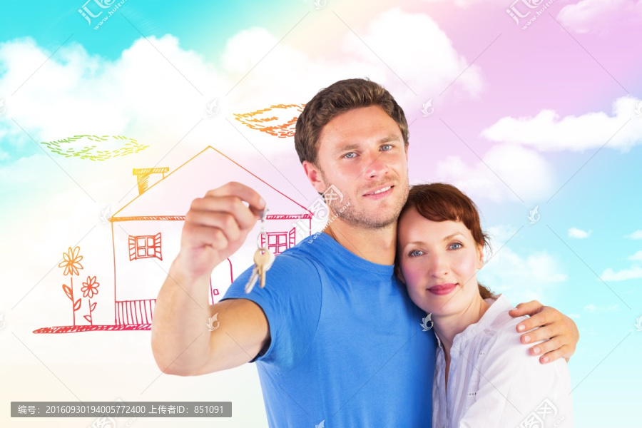 微笑著拿著鑰匙的夫婦