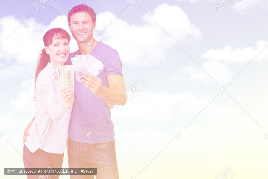 微笑著拿著現(xiàn)金的夫婦