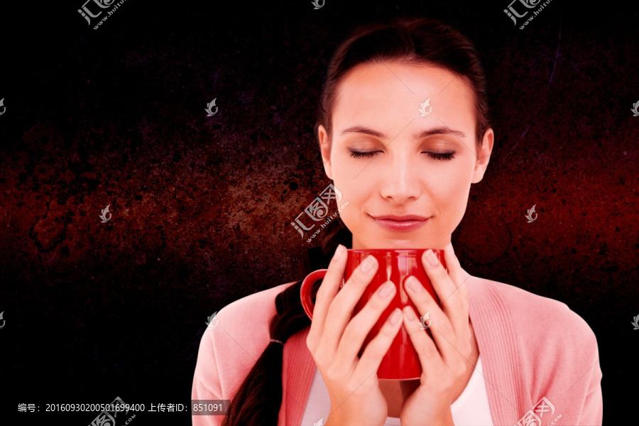 漂亮的黑發(fā)女人手持一杯茶