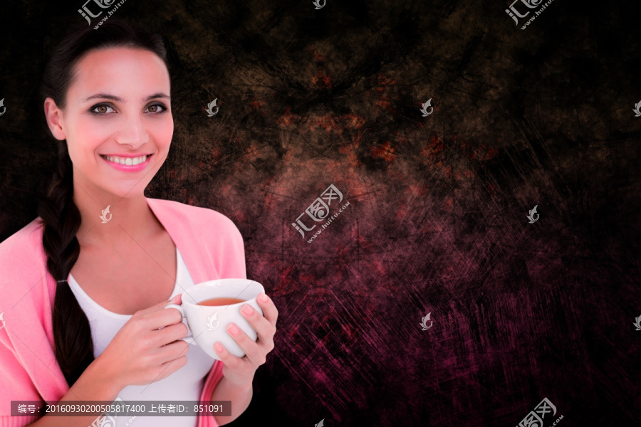漂亮的黑發(fā)女人手持一杯茶