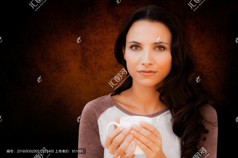 漂亮的黑發(fā)女人手持一杯茶
