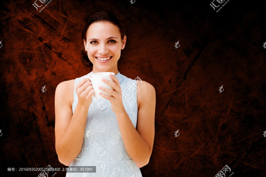 漂亮的黑發(fā)女人手持一杯茶