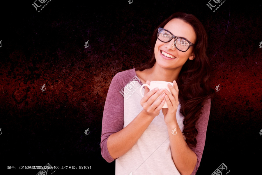 漂亮的黑發(fā)女人手持一杯茶
