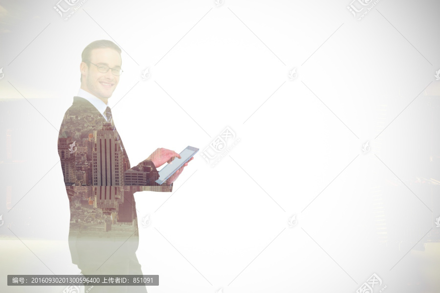 在用平板電腦的男人