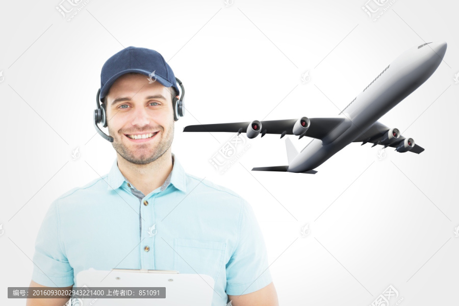 戴著耳機拿著包裹的男人